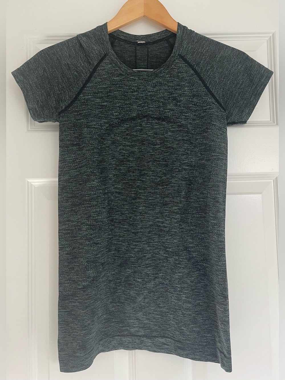 Lululemon short-sleeve Swiftly t-shirt - hip length - size 6